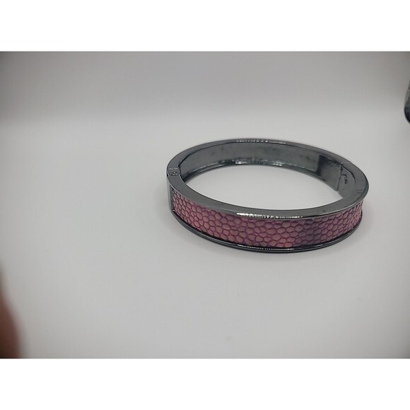 Vintage Premier Designs Bracelet Bangle Pink Faux Scales Gray Tone Hinged - Picture 10 of 15